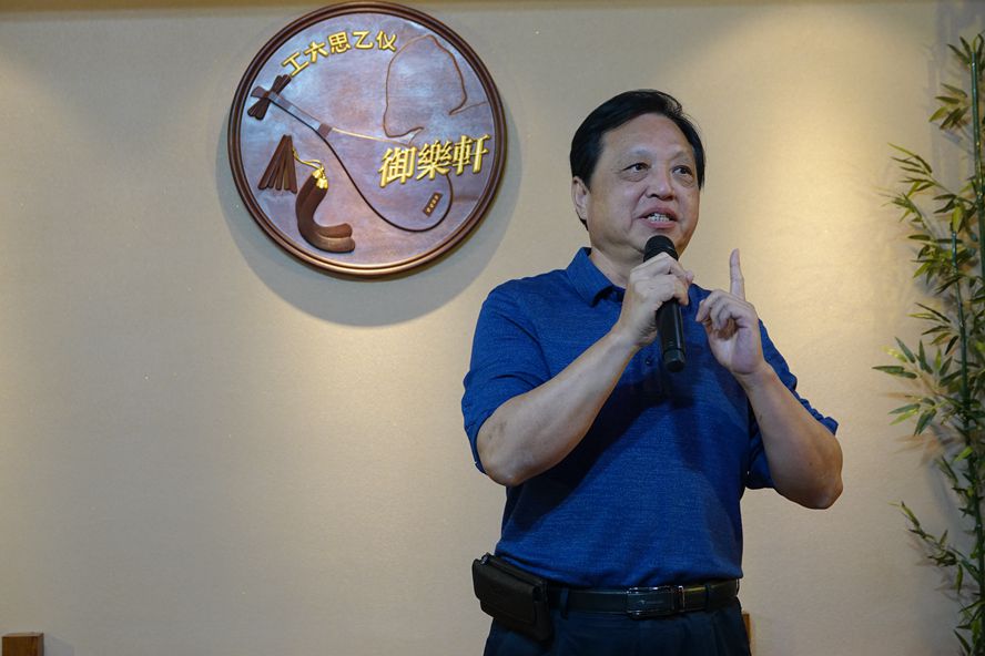 中国泉州市南音艺术家协会主席谢万智在东山县“御乐轩”南音交流会上致辞